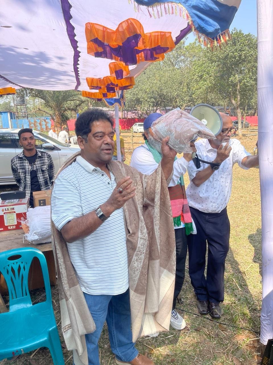 Club's President Mohammed Sujauddin Receiving a Gift at ESS Family Meet Up 2025