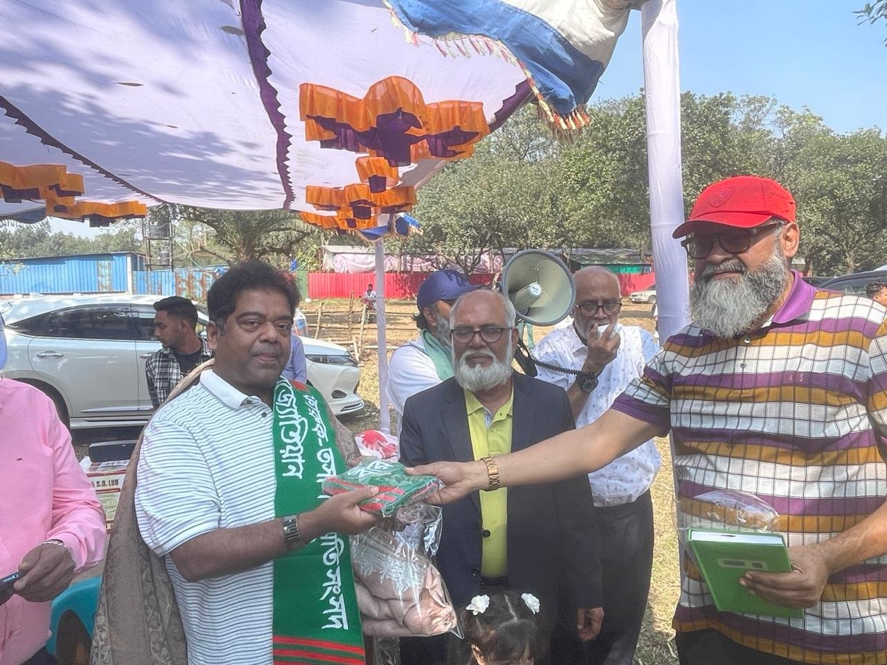 Club's President Mohammed Sujauddin Receiving a Gift at ESS Family Meet Up 2025